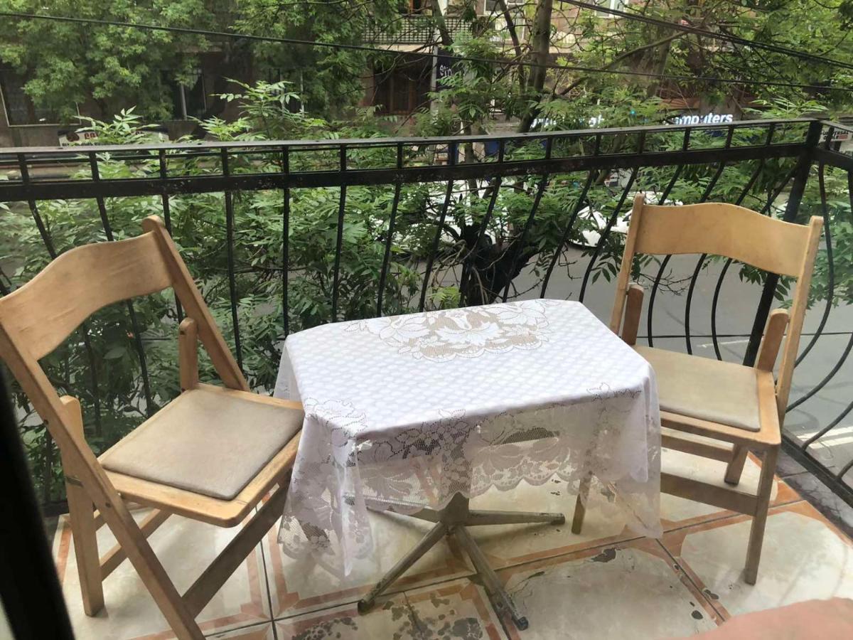 Appartamento Квартира В Самом Центре Еревана Esterno foto